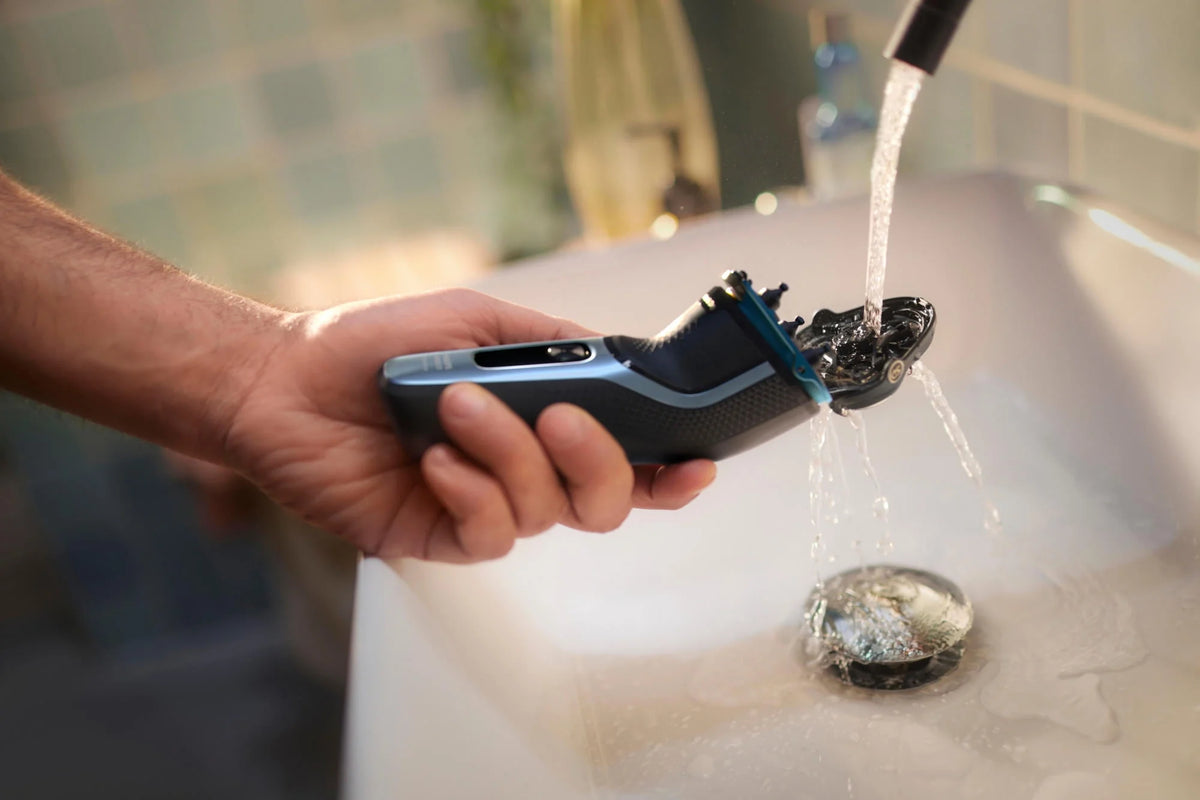 Rechargeable Wet & Dry Electric Shaver with Pop-Up Trimmer E377272