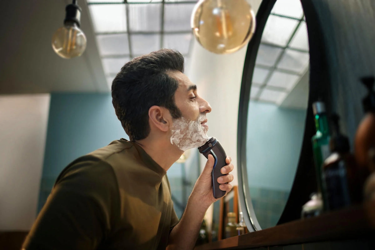 Rechargeable Wet & Dry Electric Shaver with Pop-Up Trimmer E377272