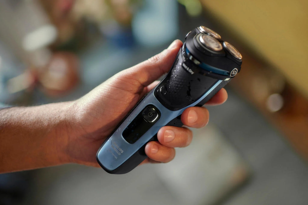 Rechargeable Wet & Dry Electric Shaver with Pop-Up Trimmer E377272