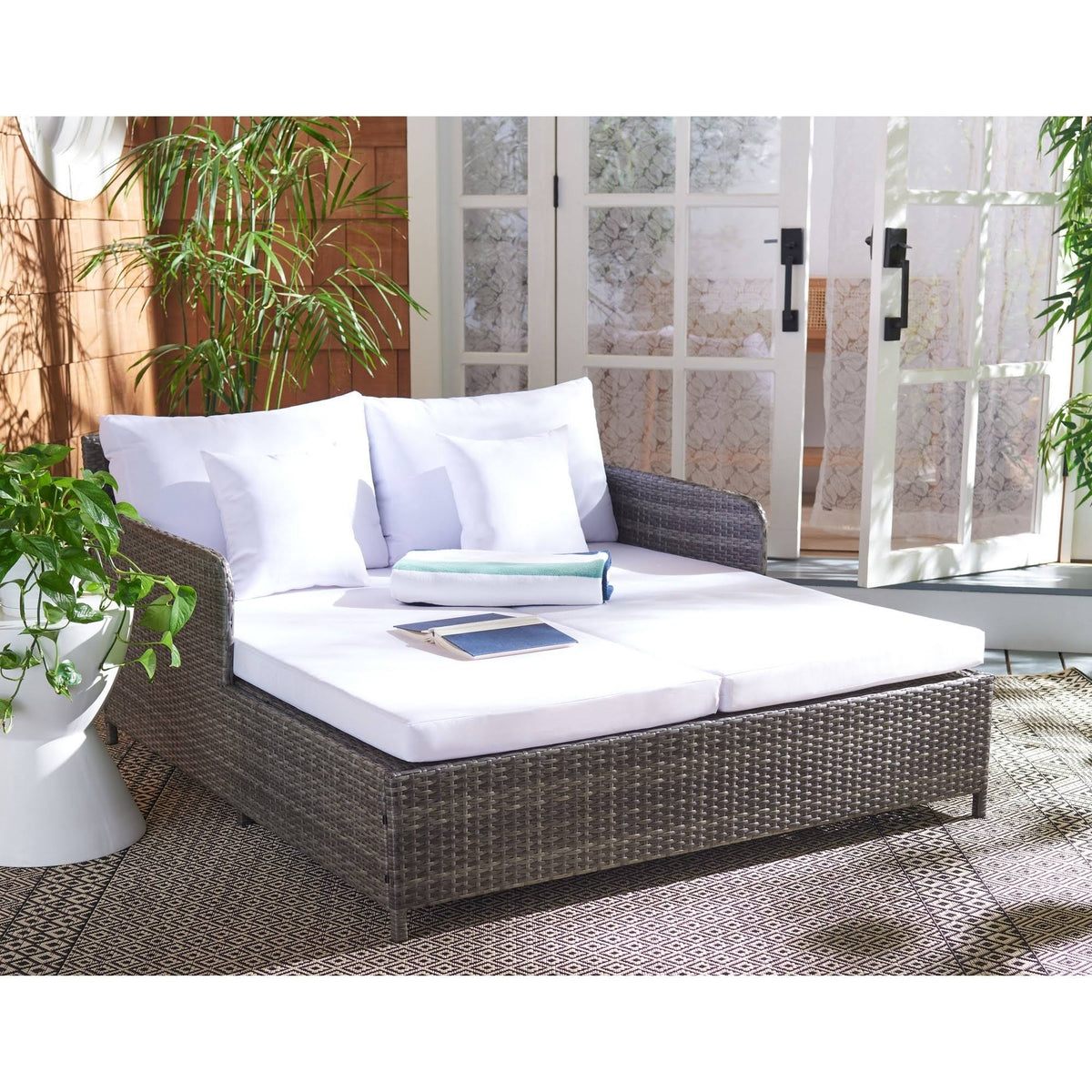 Grey and White Daybed R755