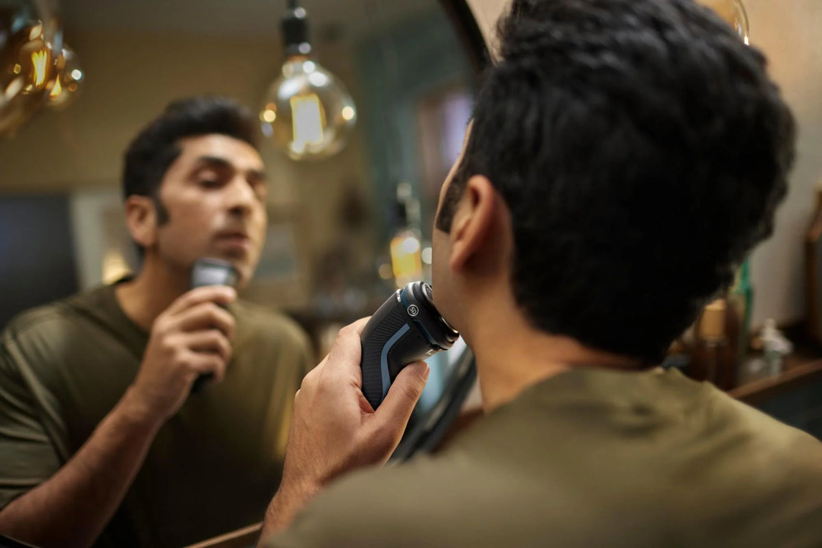 Rechargeable Wet & Dry Electric Shaver with Pop-Up Trimmer E377272