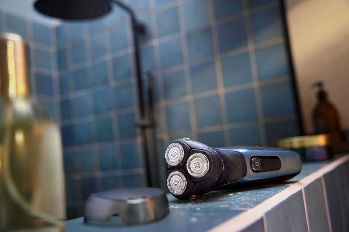 Rechargeable Wet & Dry Electric Shaver with Pop-Up Trimmer E377272