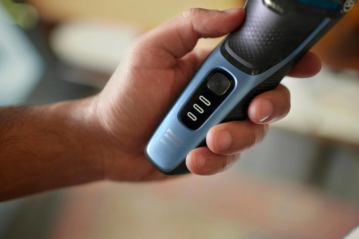 Rechargeable Wet & Dry Electric Shaver with Pop-Up Trimmer E377272